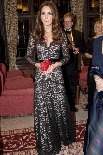 robe-noire-dentelle-longue-de-kate-middleton-avec-manches