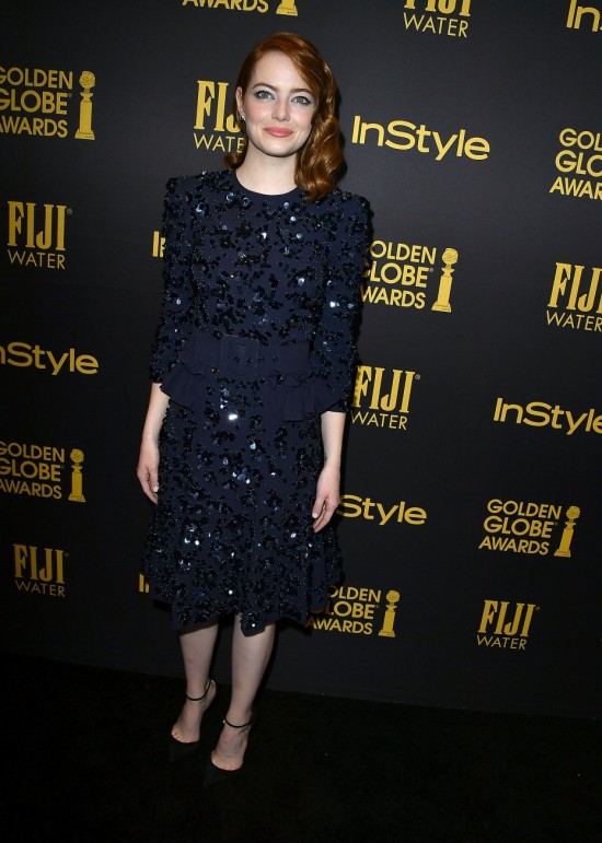 emma-stone-splendide-en-robe-midi-bleu-nuit