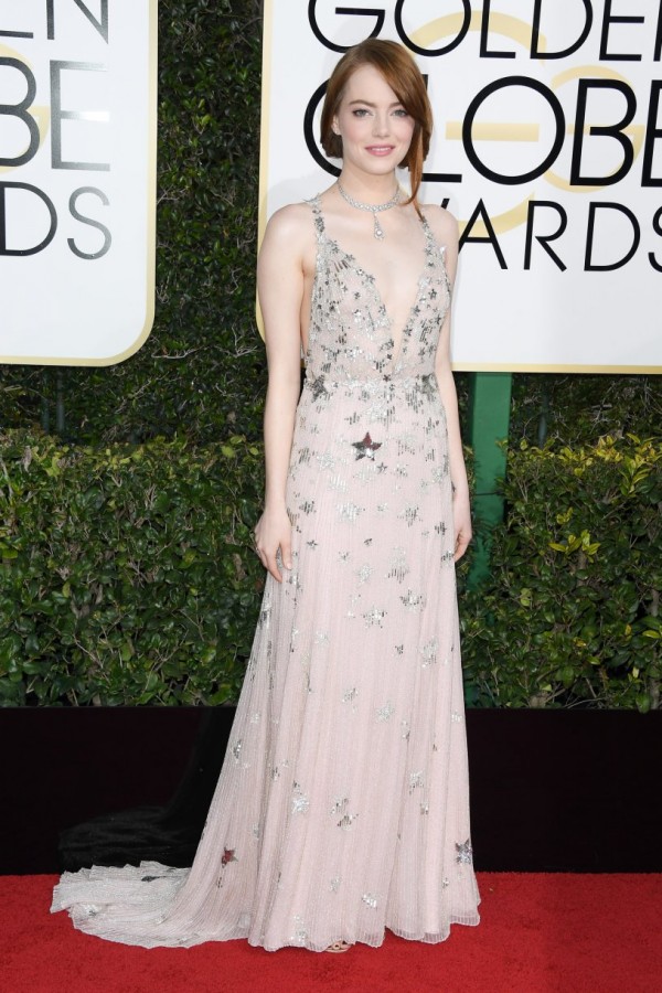Emma Stone robe col V rose aux étoiles