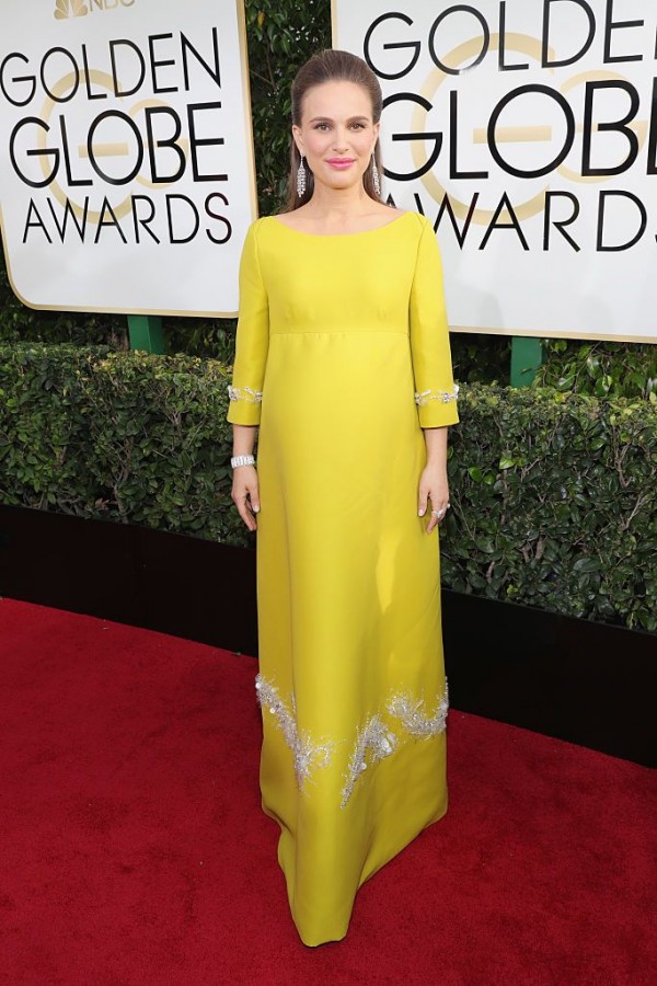 enceinte-natalie-portman-robe-enceinte-jaune-manche-golden-globes-2017