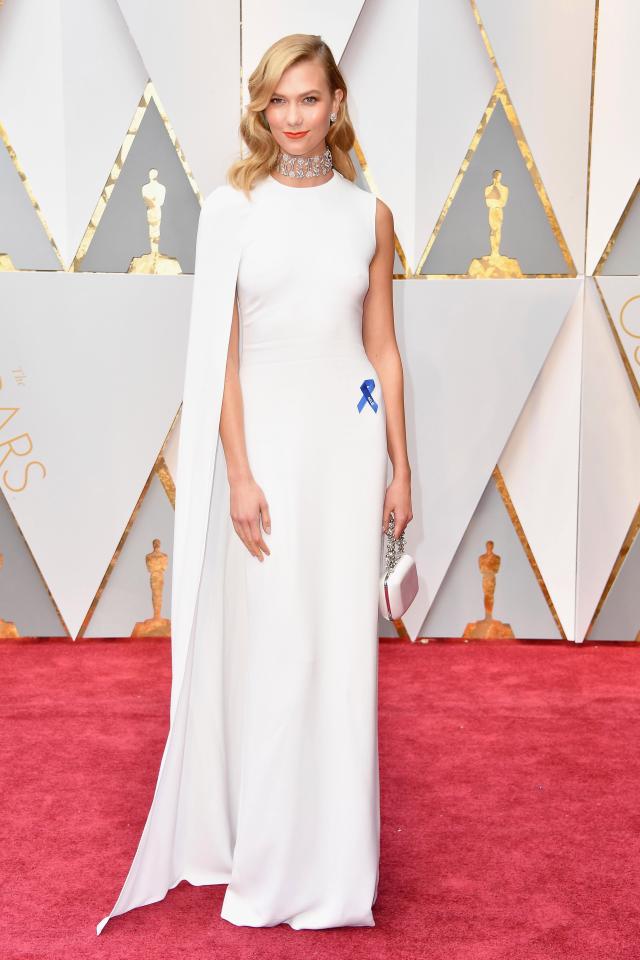 Karlie Kloss robe chic cape blanc avec manches asymétriques