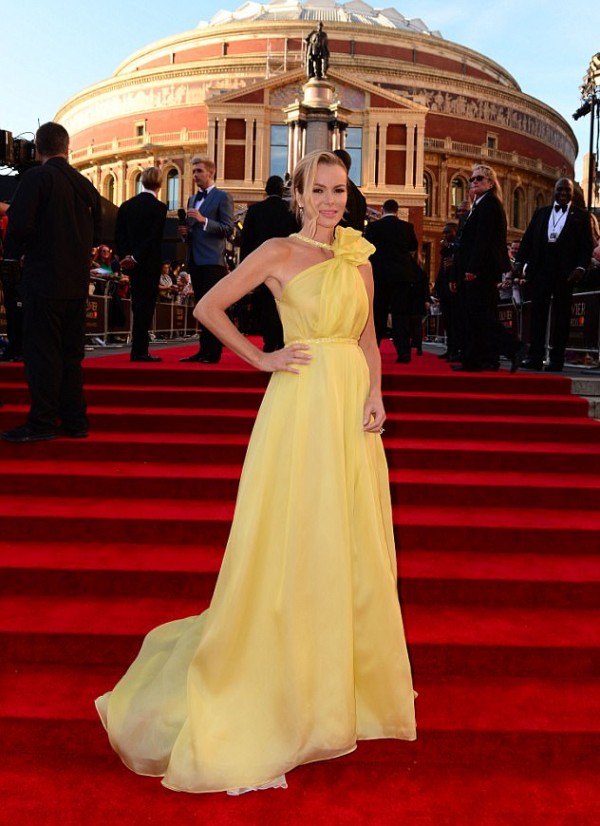 Amanda Holden robe de gala jaune fendue épaule asymétrique à traîne