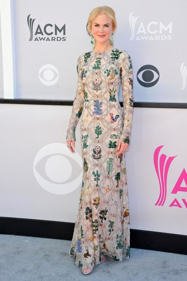 nicole-kidman-en-robe-de-broderie-florale