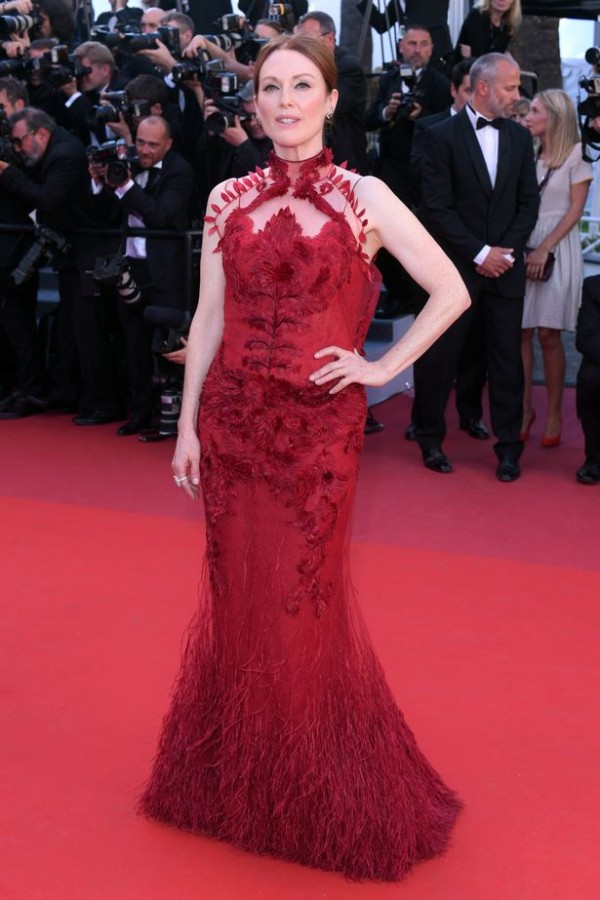 Julianne Moore robe rouge sirène