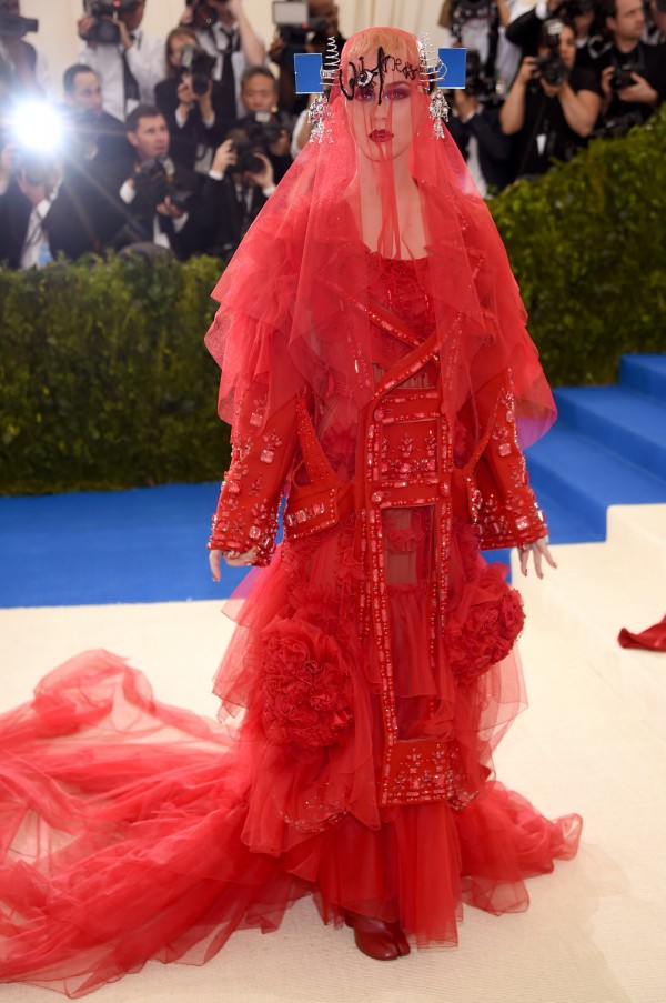 Katy Perry robe rouge avec voile
