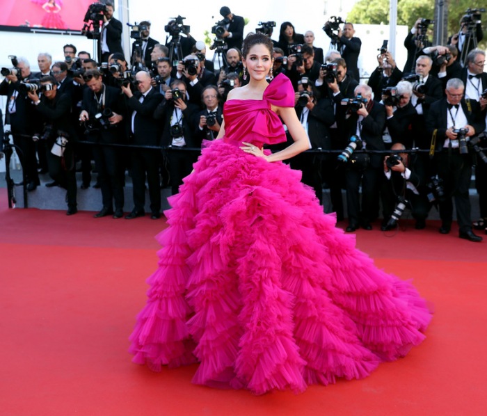 Araya Hargate robe de bal fuchsia asymétrique à Cannes 2017