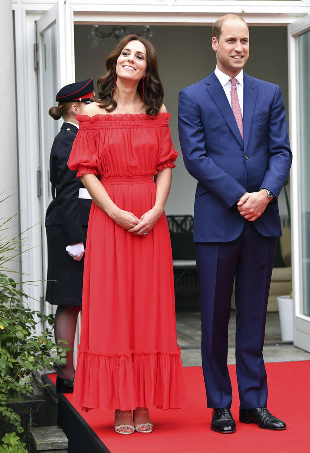 Kate Middleton en robe maxi bardot rouge