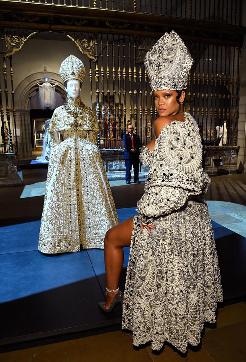 Rihanna portait la robe de gala incrusté de bijoux et perles