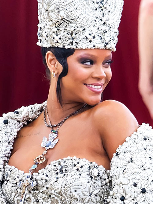 collier et maquillage de Rihanna 