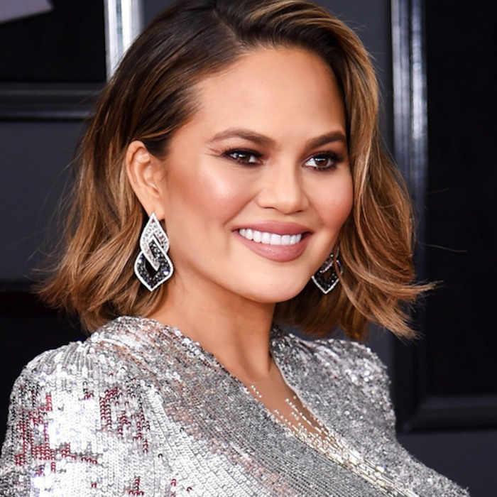 Coiffure et maquillage de Christie Teigen