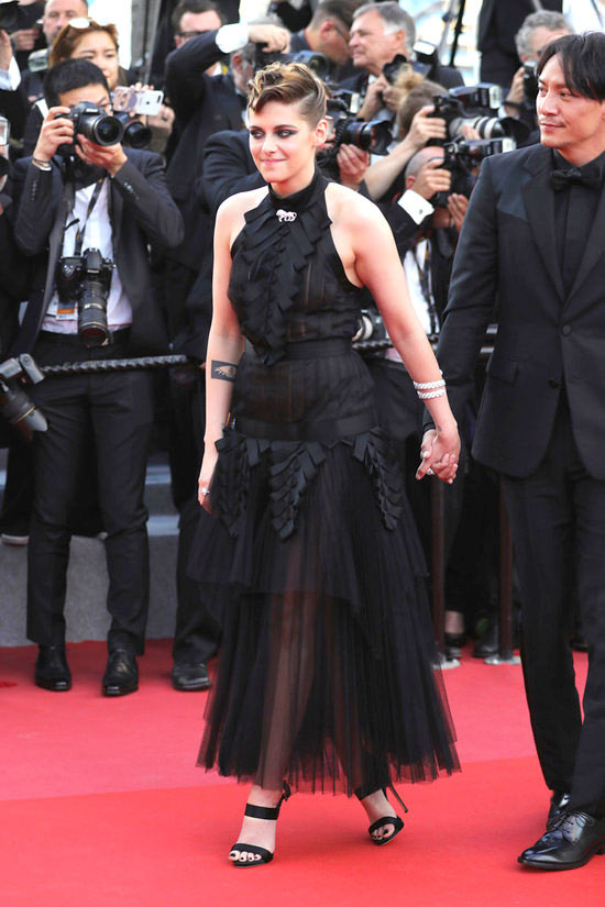 Kristen Stewart en une robe noire de soirée halter