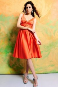 robe orange courte col en V pour soirée de mariage