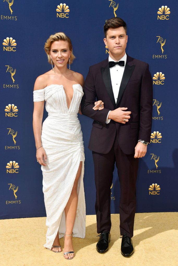 Scarlett Johansson arrives at the 70th Primetime Emmy Awards en une robe de soirée blanche épaule dénudé avec fente