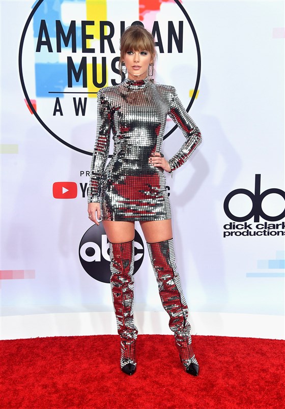 Tayor Swift robe cocktal fourreau sexy et bottes longues argenté aux American Music Awards 2018