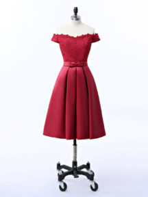 robe de cocktail rouge courte dentelle col bardot