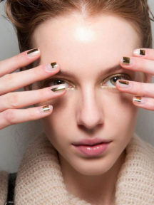 Maquillage doré ongles et yeux