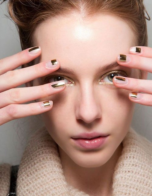 Maquillage doré ongles et yeux