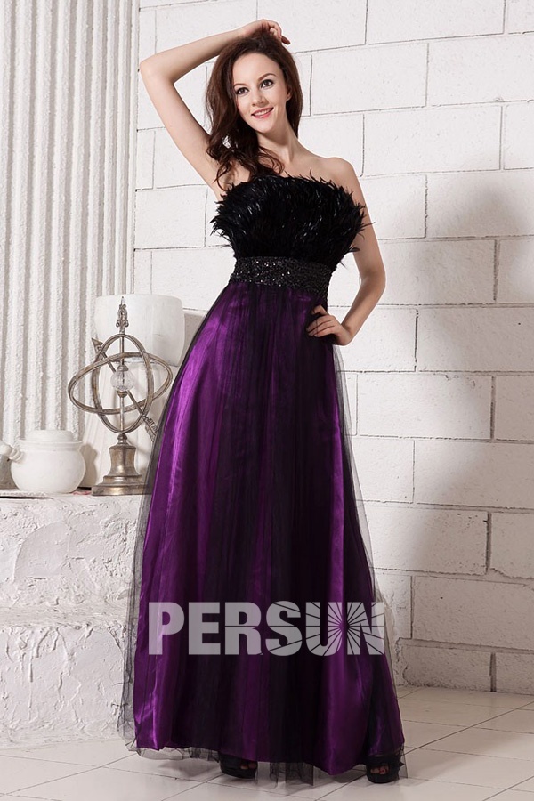 robe de soirée longue violette et noire élégante orné de plumes