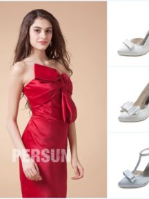 robe de soirée rouge fourreau avec noeud papillon et escarpins blanches avec noeud