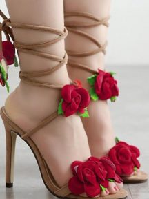 sandales avec fleurs rouges à talon haut