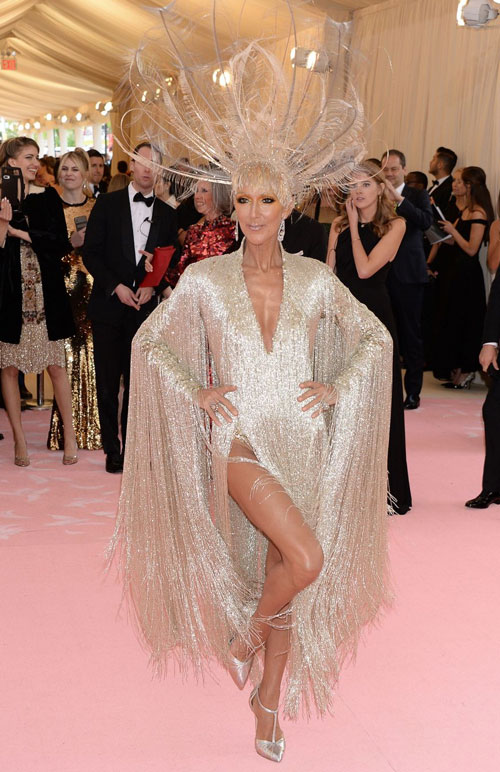 Céline Dion en une robe de soirée dorée à frange au Met gala 2019