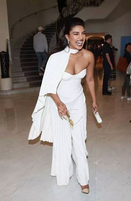 Priyanka Chopra porte une combinaison d’un blanc immaculé signée Roberto Cavali au festival de Cannes 2019