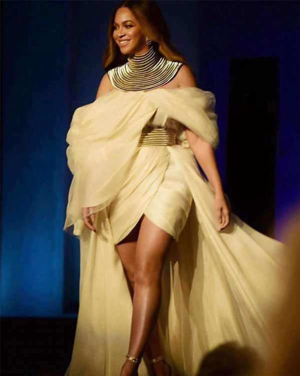 Beyoncé en robe couleur crème personnalisée aux AFI Awards