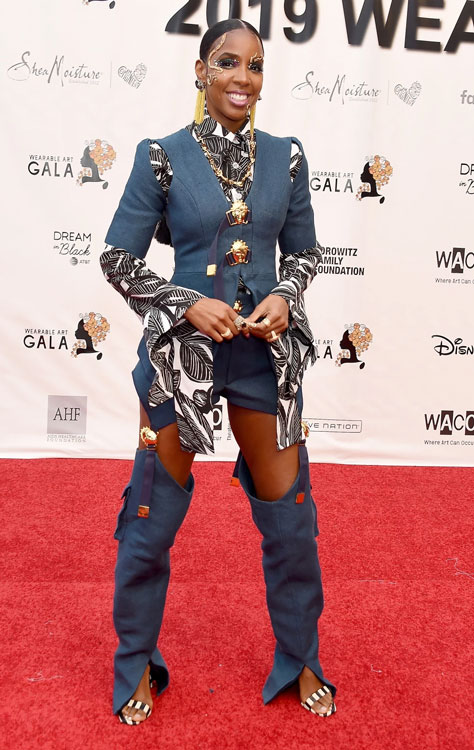 Kelly Rowland en costume déstructuré en trois pièces au Wearable Art Gala 2019