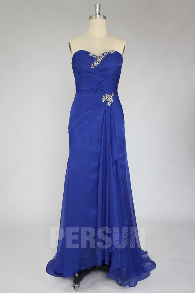 robe de soirée bleue bustier coeur ornée de strass avec une ceinture embelli de bijoux
