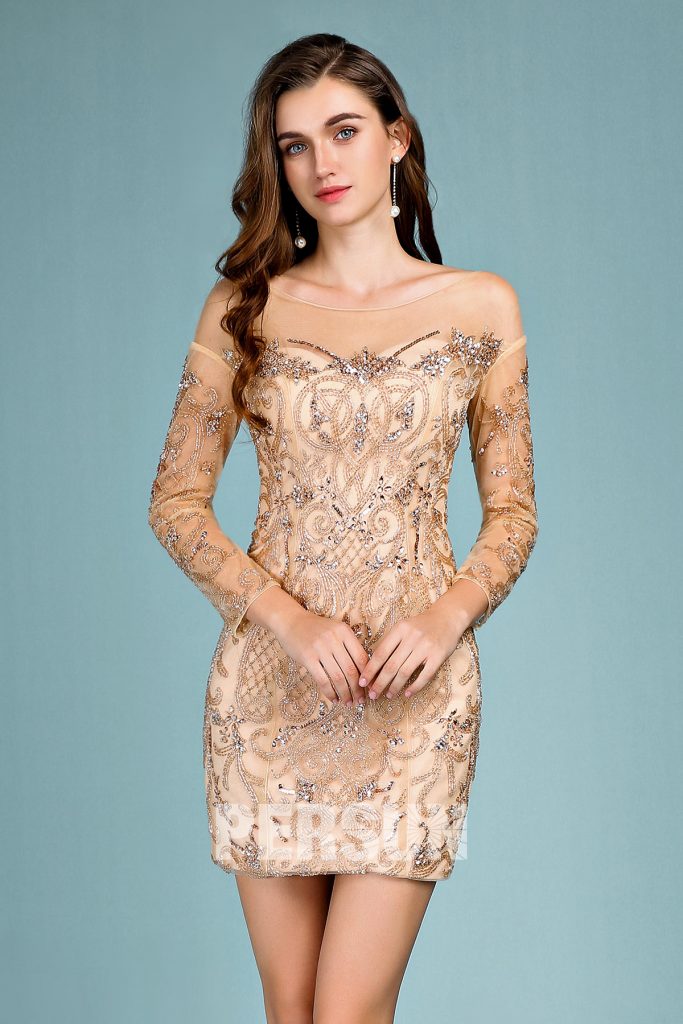 robe de cocktail mi-longue fourreau doré col transparent avec manches longue transparentes en dentelle appliquée de motifs