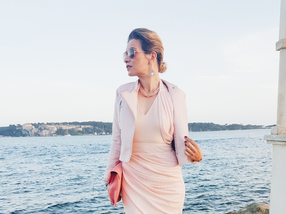 robe de cocktail rose pastel moulant plissé