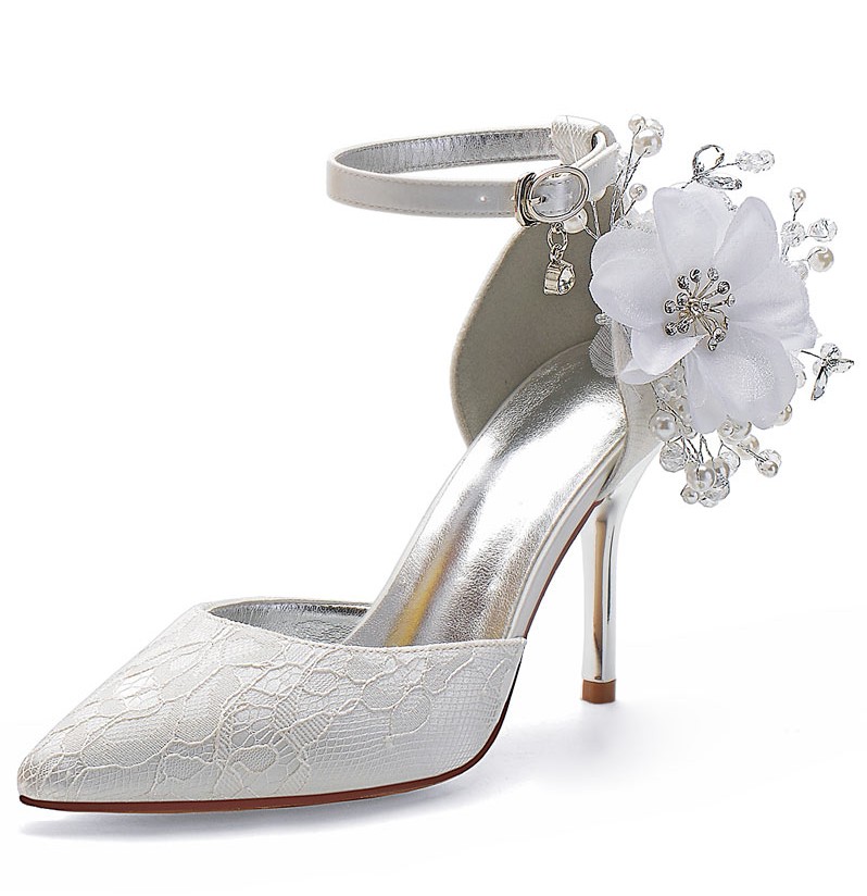 chaussures blanches de mariage en dentelle talon haut embelli de fleurs