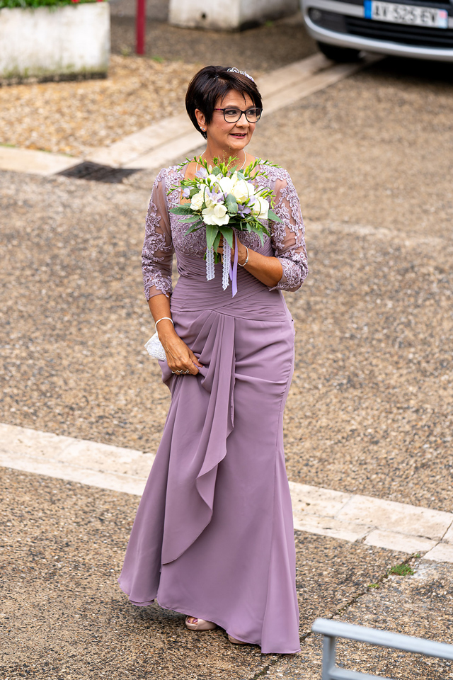 Robe sirène parme avec détails cascade sur la jupe